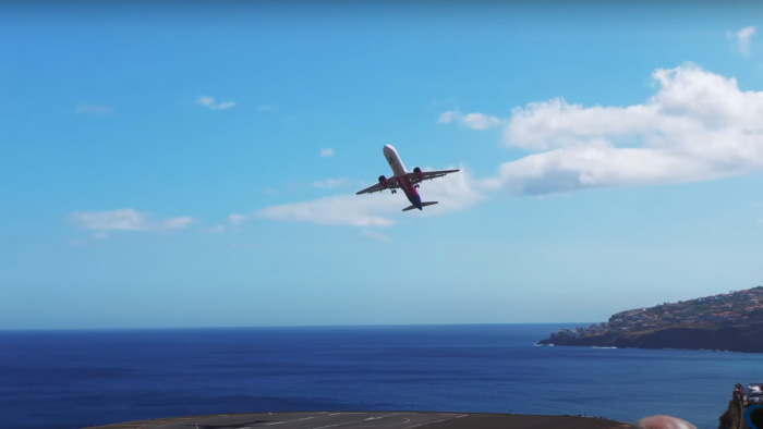 Meggyűlt a baja a Wizz Air-gépnek a portugál széllel, félelmetes felvétel Madeiráról - videó