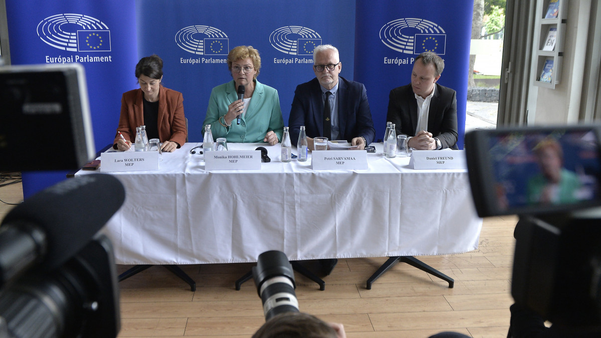 Monika Hohlmeier, az Európai Parlament Költségvetési Ellenőrző Bizottsága delegációjának vezetője (b2), valamint Petri Sarvamaa (j2), Lara Wolters (b) és Daniel Freund (j), a delegáció tagjai a bizottság Budapesten tett látogatása zárásaként tartott sajtótájékoztatón az Európai Parlament Kapcsolattartó Irodájában 2023. május 17-én.