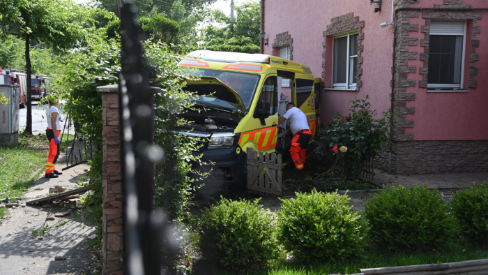 Autóval ütközött a szirénázó mentő, egy kiskertben kötött ki - képek