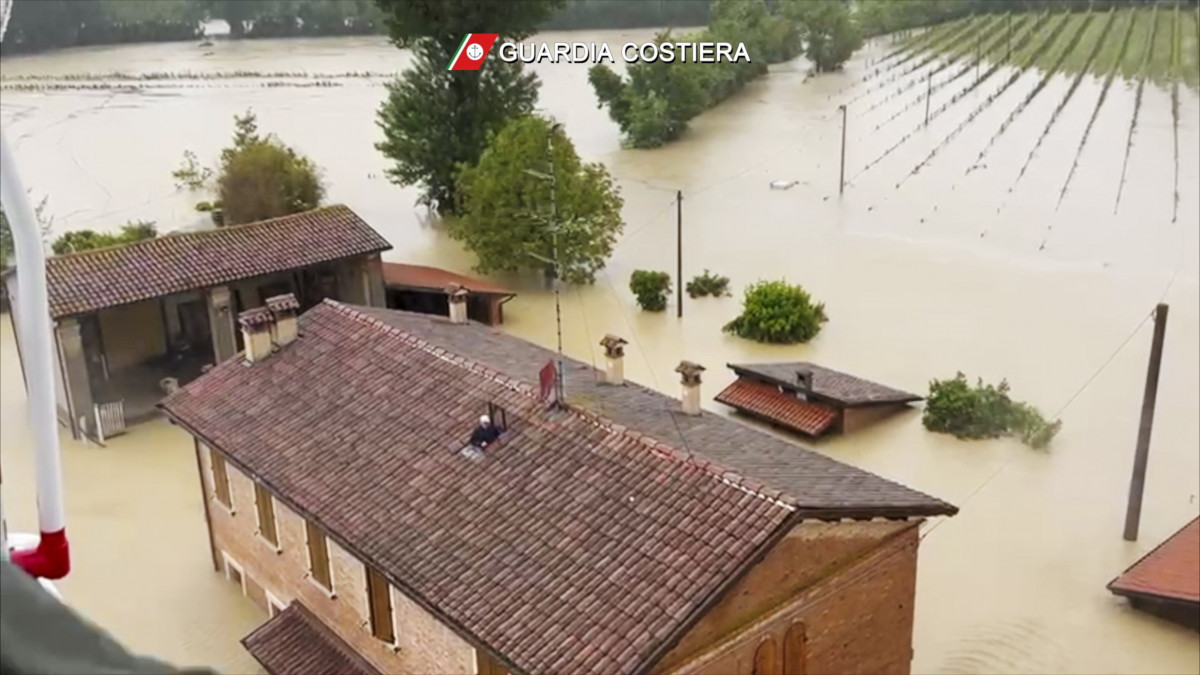 Az olasz parti őrség által közreadott képen árvíz az olaszországi Emilia Romagna tartományban fekvő Faenza térségében 2023. május 17-én. Az áradások következtében három ember életét vesztette, ötezret kiköltöztettek otthoukból.