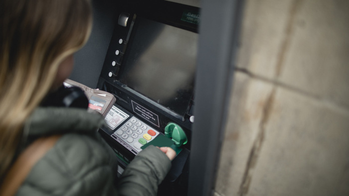 Újabb sarc a bankoknak, kiderült, mennyi ATM-et kell telepítsenek