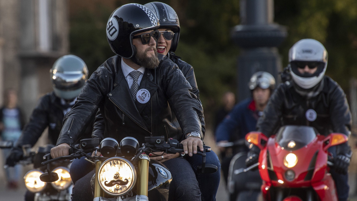 A The Distinguished Gentlemans Ride (DGR) elnevezésű motoros jótékonysági rendezvény budapesti felvonulásának résztvevői a Hősök terén 2018. szeptember 30-án. A rendezvény a prosztatarák megelőzésére és a férfiak mentálhigiénés egészségre hívja fel a figyelmet, 95 ország 650 városában egy időben több mint 120 ezer elegánsan öltözött motoros célja hatmillió dollárnyi egyéni és szponzori adományt gyűjteni a novemberi bajszos kampányból is ismert Movember Foundationnek.