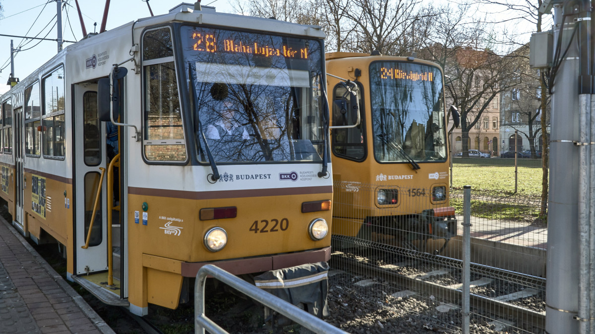 Budapest, 2023. február 5. A Budapesti Közlekedési Központ (BKK) 28A jelzésű Tátra típusú és egy 24-es járatszámú, a Siemens cég elődje által eredetileg Hannover város számára gyártott TW 6000-es villamos a főváros VIII. kerületében, a Fiumei út egyik megállójában. MTVA/Bizományosi: Róka László