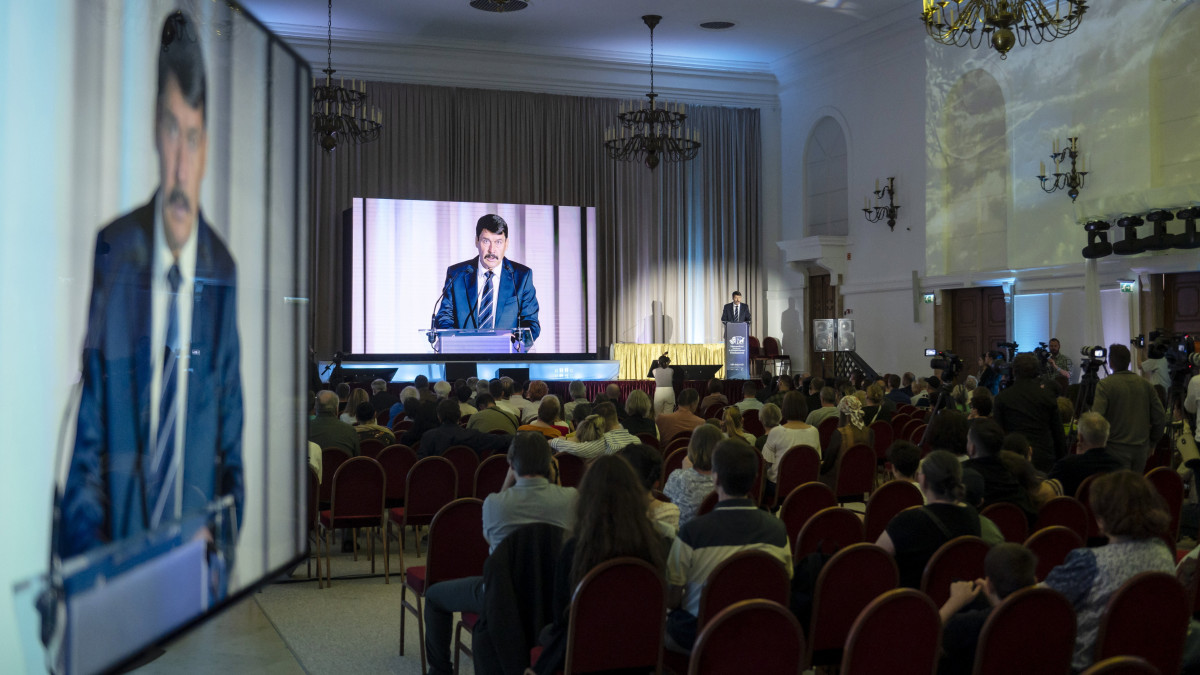 Áder János volt köztársasági elnök, a Kék Bolygó Alapítvány alapítója és kuratóriumi elnöke beszédet mond a IX. Nemzetközi Természet- és Környezetvédelmi Filmfesztivál gálaestjén a Gödöllői Királyi Kastélyban 2023. május 20-án. A fesztiválra mintegy 1260 filmet neveztek a nagyvilágból.