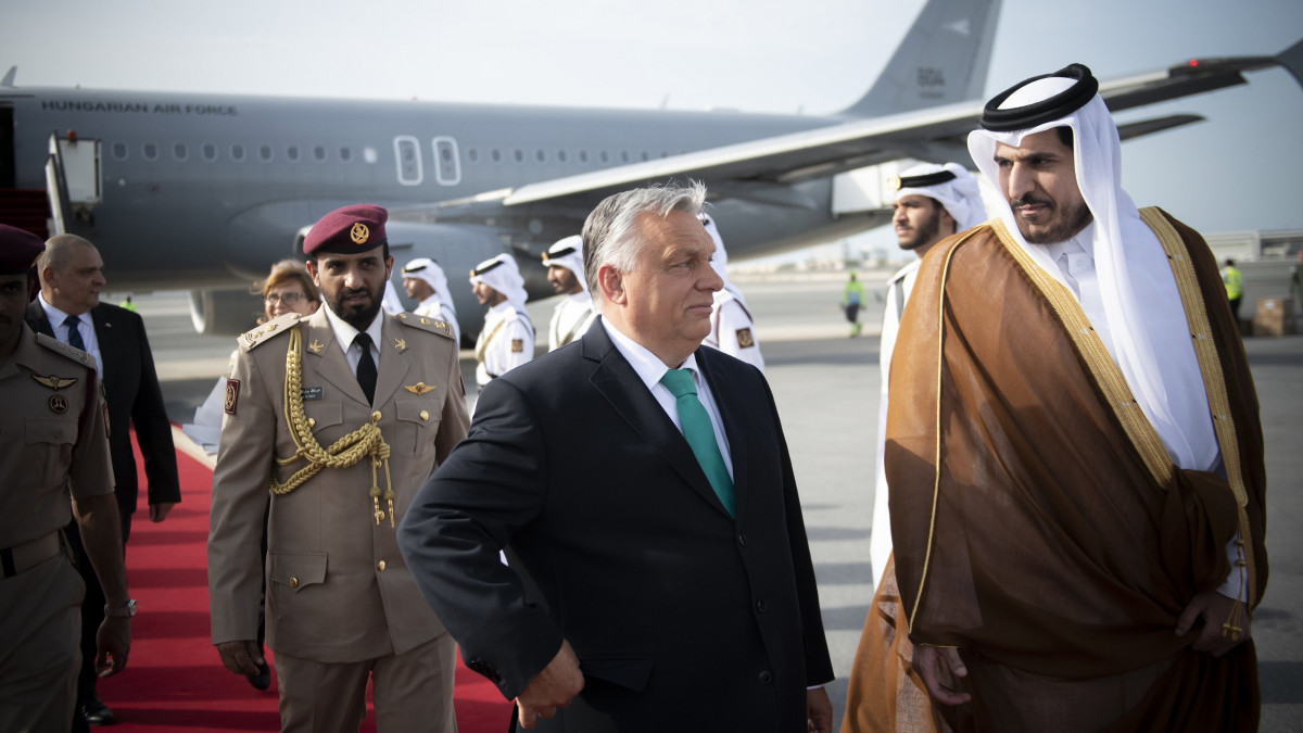 A Miniszterelnöki Sajtóiroda által közreadott képen Orbán Viktor miniszterelnököt (k) fogadja Mohamed bin Hamad bin Kászim asz-Száni sejk, katari kereskedelmi és ipari miniszter (j) a dohai repülőtéren 2023. május 21-én.