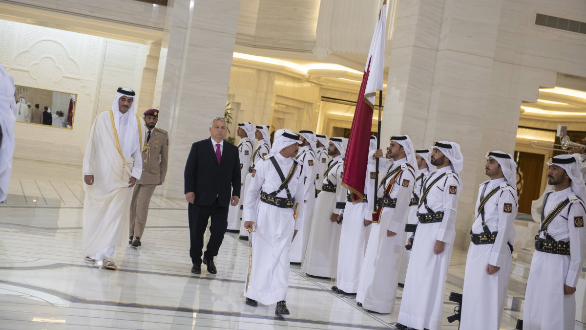 A Miniszterelnöki Sajtóiroda által közreadott képen Tamím bin Hamad ál-Száni katari emír (b) katonai tiszteletadás mellett fogadja Orbán Viktor miniszterelnököt Dohában 2023. május 22-én.