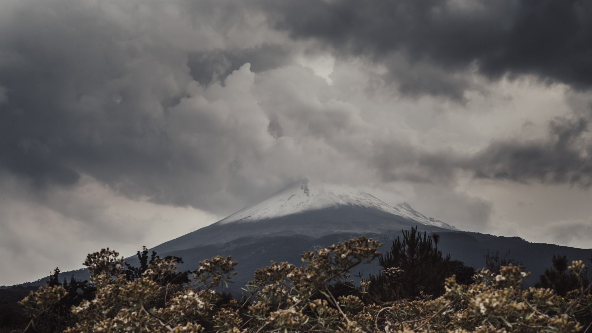 The Popocatepetl volcano seen from the road to Paso de Cortes near Santiago Xalitzintla, Puebla, Mexico, Thursday, on May 18, 2023. Authorities issued warnings to residents in the face of increased activity at Popocatepetl, one of Mexicos most active volcanoes. Photographer: Koral Carballo/Bloomberg/Getty Images