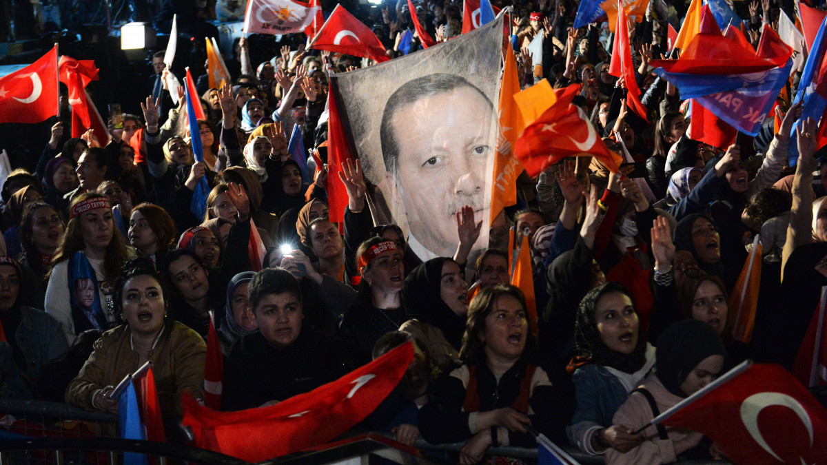 Recep Tayyip Erdogan török elnököt, a kormányoldali pártszövetségnek, a Nép Szövetségének elnökjelöltjét hallgatják támogatói pártjának, az Igazság és Fejlődés Pártjának (AKP) ankarai székháza előtt a török parlamenti és elnökválasztás éjszakáján, 2023. május 15-én.MTI/EPA/Necati Savas