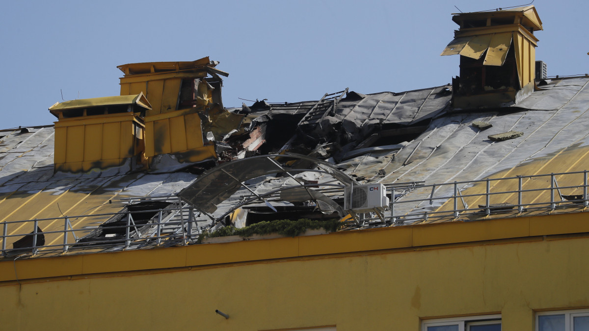 Megsemmisült tetőszerkezet egy lakóházat ért orosz légitámadás után Kijevben a 2023. május 20-án.
