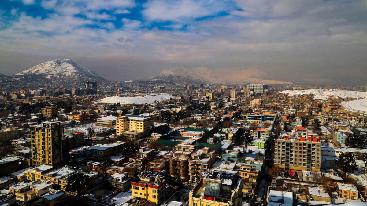 Hóval borított épületek és utak Kabulban 2022. január 6-án. Abdul Gáni Baradar molla, a tálib vezetés miniszterelnök-helyettese január 7-én felszólította a nemzetközi közösséget, hogy nyújtson segítséget a humanitárius válság felé sodródó Afganisztánnak. Az emberek több térségben éheznek, nincs pénzük, és a tél beköszönte is nehezíti az életüket. A tálibok 2021 augusztusában vették át a hatalmat, azóta a nyugati országok - valamint a Világbank és a Nemzetközi Valutaalap - felfüggesztették az Afganisztánnak szánt segélyek folyósítását, az Egyesült Államok pedig befagyasztotta az afgán központi bank számláit.