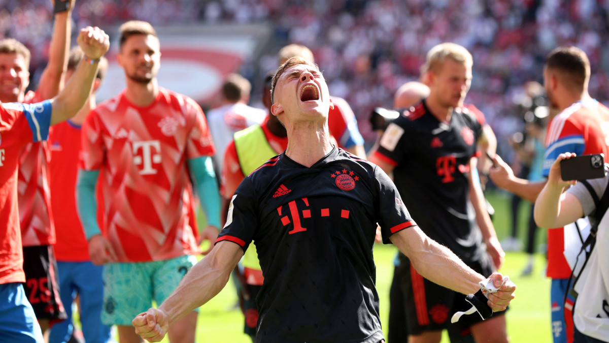 COLOGNE, GERMANY - MAY 27: Joshua Kimmich of FC Bayern Munich celebrates winning the Bundesliga title following victory in the Bundesliga match between 1. FC KĂśln and FC Bayern MĂźnchen at RheinEnergieStadion on May 27, 2023 in Cologne, Germany. (Photo by Alexander Hassenstein/Getty Images)