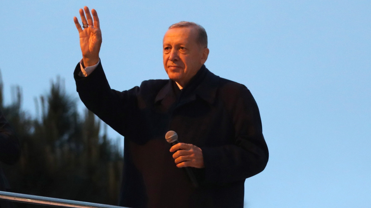 Recep Tayyip Erdogan török elnök, a kormányoldali pártszövetség, a Nép Szövetsége elnökjelöltje az isztambuli rezidenciája előtt álló busz tetejéről szól támogatóihoz és bejelenti győzelmét a török elnökválasztás második fordulója után, 2023. május 28-án. Jobbról a felesége, Emine Erdogan.