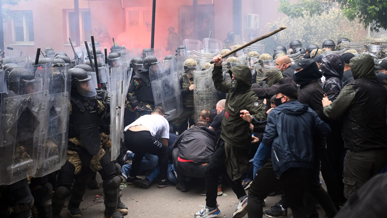 A NATO parancsnoksága alatt működő koszovói békefenntartó haderő, a KFOR katonái összecsapnak a helyi szerbekkel a polgármesteri hivatal épülete előtt az észak-koszovói Zvecanban 2023. május 29-én. A szerbek tiltakozása május 26-án kezdődött, amikor Zvecan, Leposavic és Zubin Potok újonnan megválasztott, albán nemzetiségű polgármesterei megpróbálták elfoglalni hivatalaikat, de a helyi szerbek nem akarták beengedni őket az önkormányzati épületekbe.