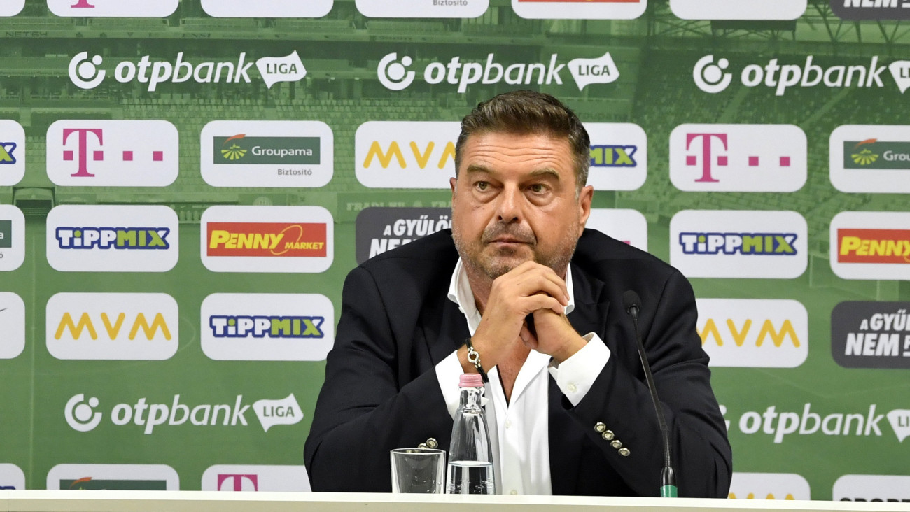 Kubatov Gábor, a Ferencváros elnöke (b) és Orosz Pál, az FTC Labdarúgó Zrt. vezérigazgatója sajtótájékoztatót tart a Groupama Aréna sajtótermében 2021. augusztus 17-én.