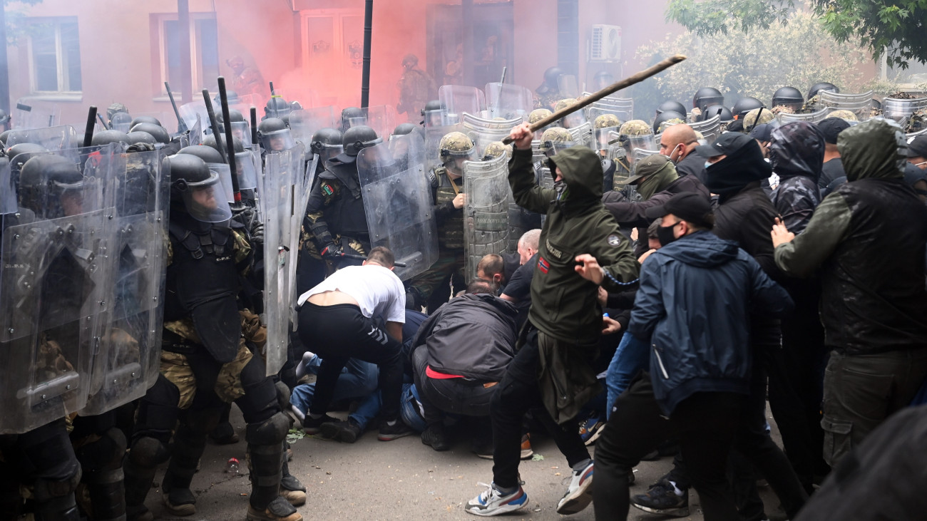 A NATO parancsnoksága alatt működő koszovói békefenntartó haderő, a KFOR katonái összecsapnak a helyi szerbekkel a polgármesteri hivatal épülete előtt az észak-koszovói Zvecanban 2023. május 29-én. A szerbek tiltakozása május 26-án kezdődött, amikor Zvecan, Leposavic és Zubin Potok újonnan megválasztott, albán nemzetiségű polgármesterei megpróbálták elfoglalni hivatalaikat, de a helyi szerbek nem akarták beengedni őket az önkormányzati épületekbe.