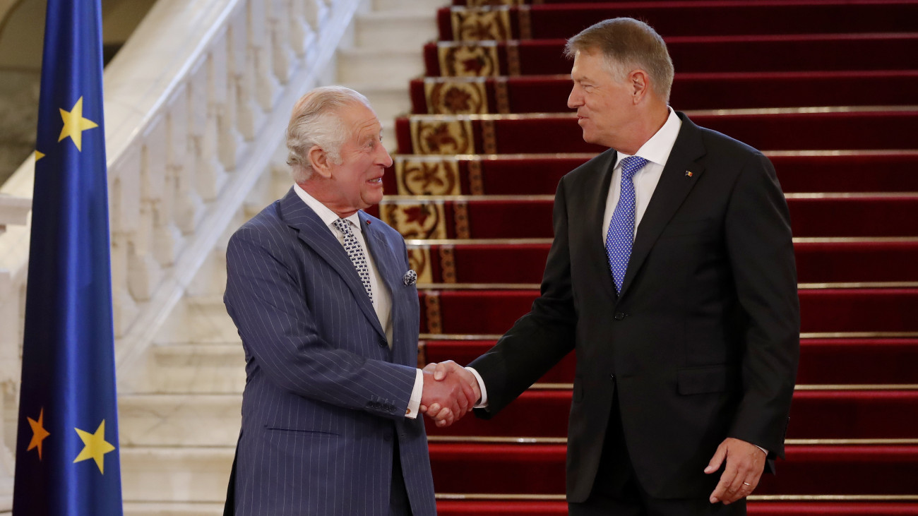 III. Károly brit uralkodót (b) fogadja Klaus Iohannis román elnök a bukaresti Cotroceni elnöki palotában 2023. június 2-án. Az uralkodó ötnapos magánlátogatásra érkezett Romániába.