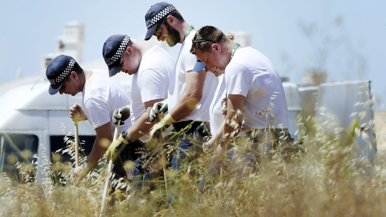 Praia da Luz, 2014. június 5.A brit Scotland Yard rendőrei átfésülnek egy bokrokkal benőtt területet a dél-portugáliai Praia da Luz főleg britek által látogatott Ocean Club nevű üdülőközpontjának közelében 2014. június 5-én. Az üdülőhelyről 2007. május 3-án, negyedik születésnapja előtt néhány nappal tűnt el nyomtalanul Madeleine McCann skót kislány. (MTI/EPA/Luis Forra)