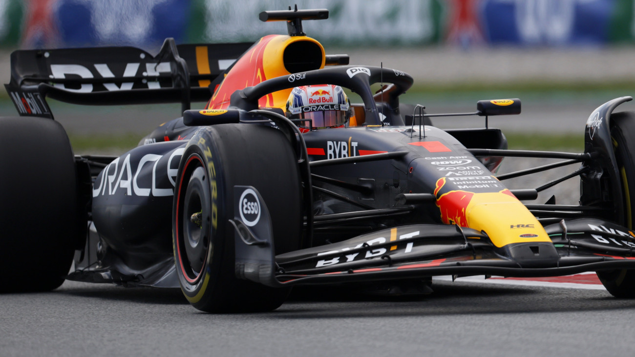 Max Verstappen, a Red Bull holland versenyzője a Forma-1-es autós gyorsasági világbajnokság Spanyol Nagydíjának első szabadedzésén a montmelói pályán 2023. június 2-án. A futamot június 4-én rendezik.