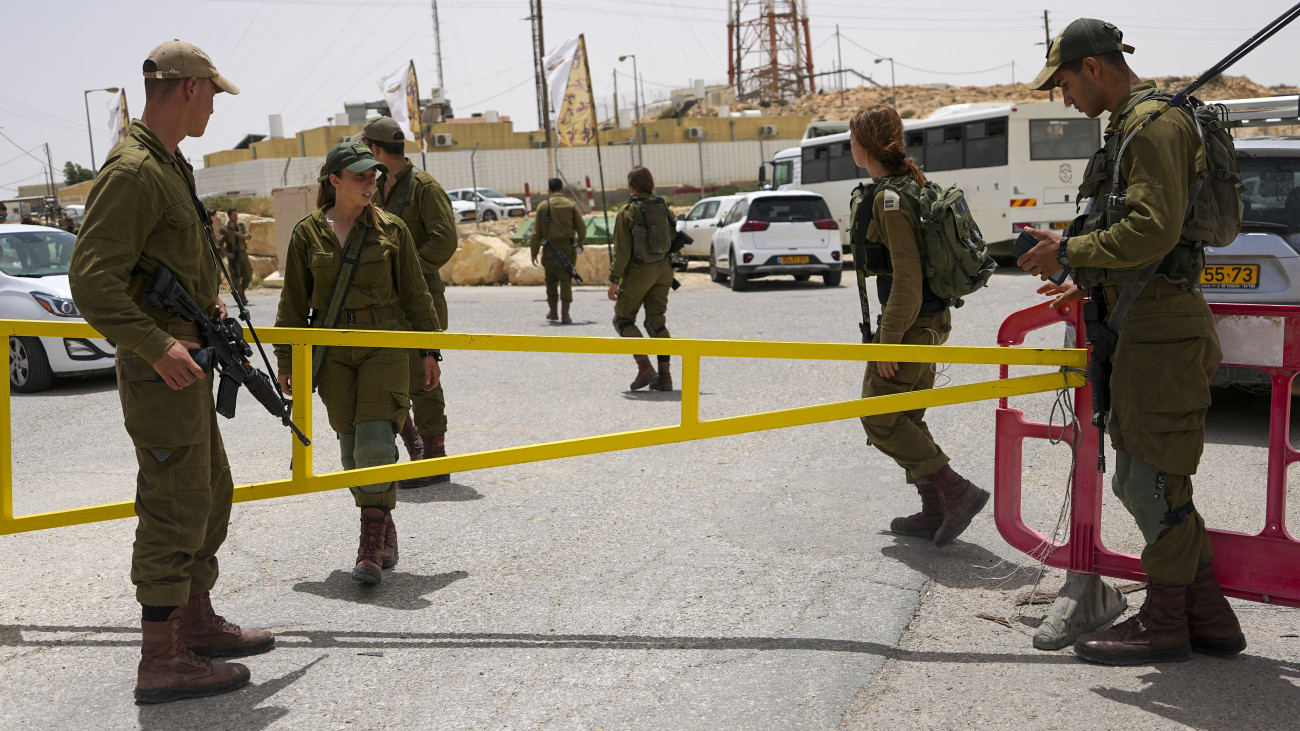 Izraeli katonák egy katonai támaszponthoz vezető kaput biztosítanak, miután ismeretlen tettesek lelőttek két izraeli katonát az egyiptomi határnál 2023. június 3-án. Előzőleg, hajnalban izraeli katonák meghiúsították egyiptomi csempészek akcióját.
