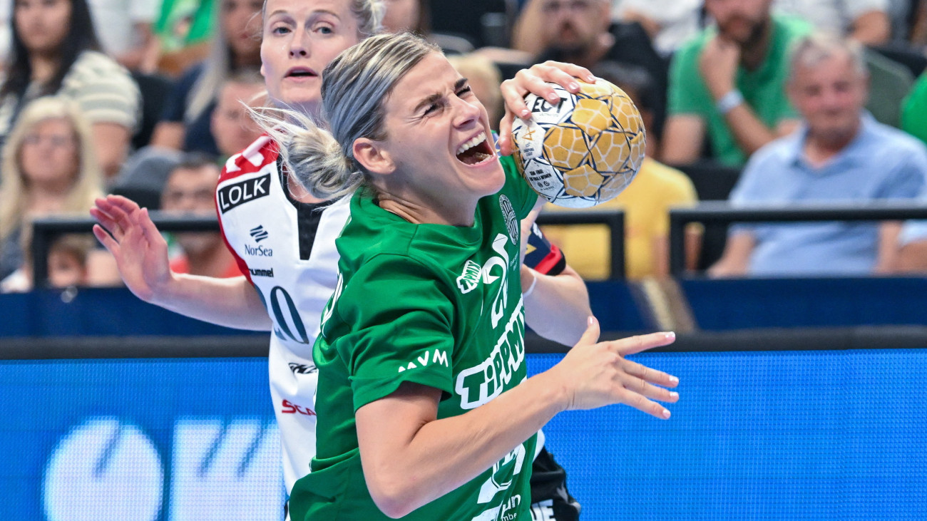 A ferencvárosi Antje Angela Malestein (j) és Marit Rosberg Jacobsen, a dán csapat játékosa a kézilabda női Bajnokok Ligája elődöntőjében játszott FTC-Rail Cargo Hungaria - Team Esbjerg mérkőzésen a budapesti MVM Dome sportcsarnokban 2023. július 3-án.