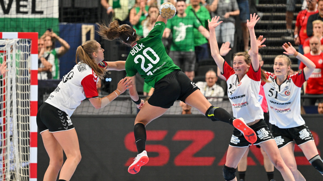 A ferencvárosi Emily Bölk bedobja a győztes gólt (b2), mellette Mette Tranborg (b), Sanna Charlotte Solberg-Isaksen (j2) és Vilde Mortensen Ingstad (j), a dán csapat játékosa a kézilabda női Bajnokok Ligája elődöntőjében játszott FTC-Rail Cargo Hungaria - Team Esbjerg mérkőzésen a budapesti MVM Dome sportcsarnokban 2023. július 3-án. A Ferencváros 30-29-re legyőzte a dán Esbjerget.