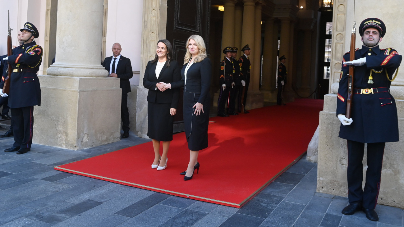 A V4-ek elnöki szintű pozsonyi találkozójára érkező Novák Katalin köztársasági elnököt (b) fogadja Zuzana Caputova szlovák elnök (j) a Prímás Palotában 2022. október 11-én.MTI/Bruzák Noémi