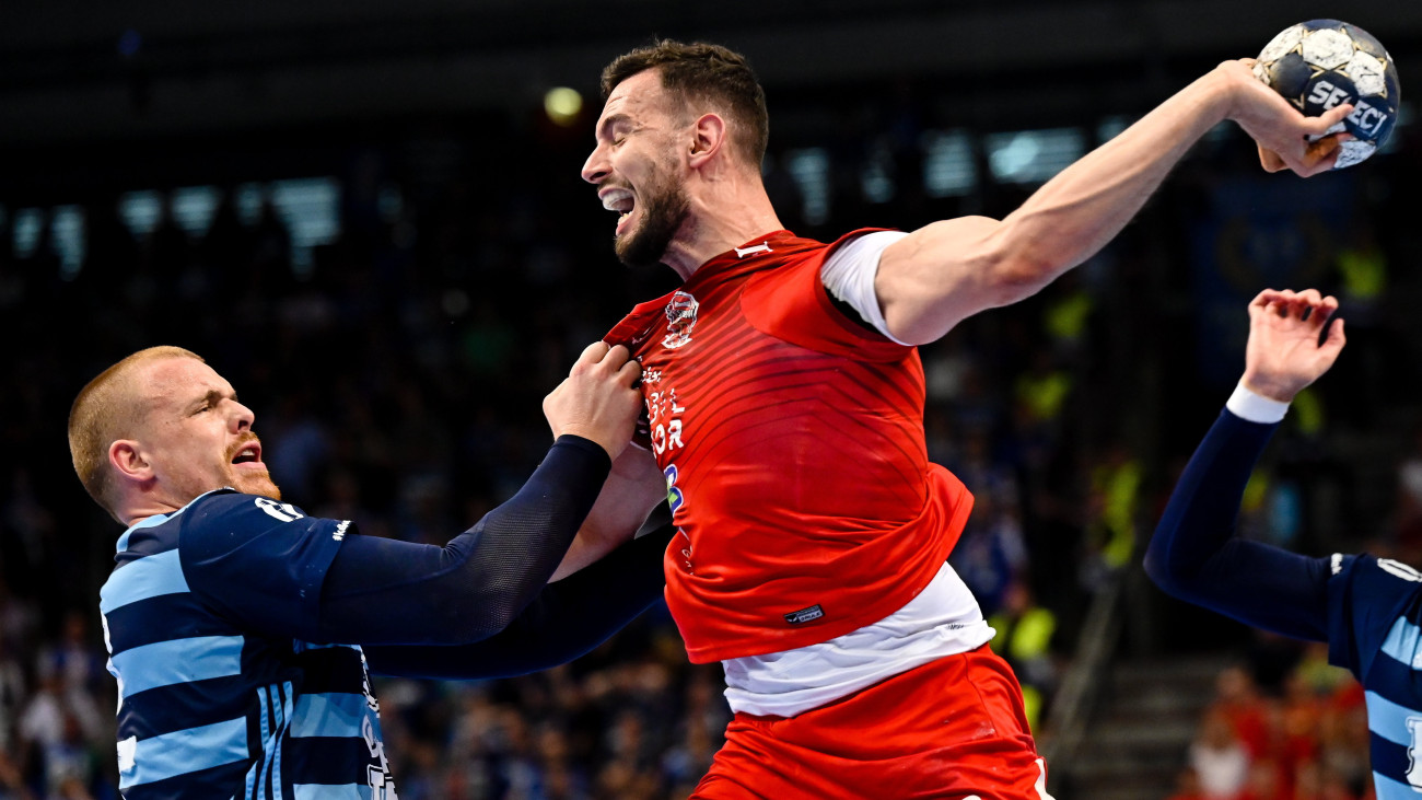 A veszprémi Nedim Remili (j) és a szegedi Matej Gaber a férfi kézilabda NB I döntőjének második találkozóján játszott Telekom Veszprém  Pick Szeged mérkőzésen a Veszprém Arénában 2023. június 5-én.