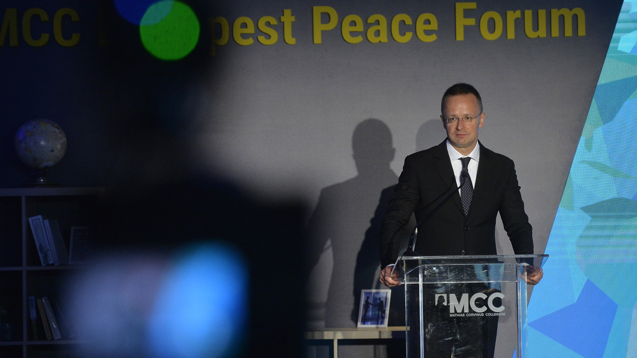 Szijjártó Péter külgazdasági és külügyminiszter beszédet mond a Mathias Corvinus Collegium (MCC) Budapesti Békefórum nemzetközi konferenciáján 2023. június 6-án.