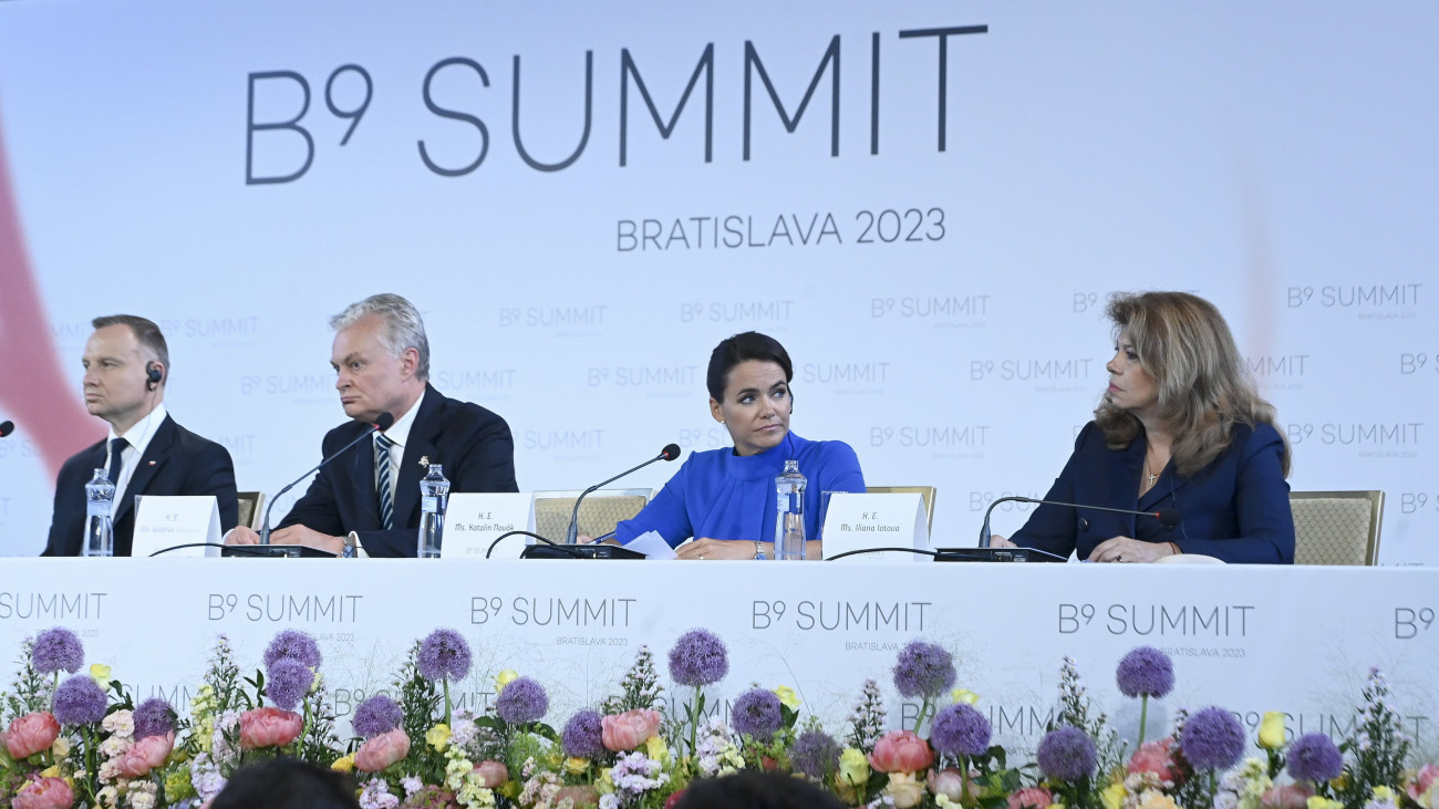 Novák Katalin köztársasági elnök (j2), Gitanas Nauseda litván (j3), Andrzej Duda lengyel elnök (j4) és Ilijana Jotova bolgár alelnök (j) a közép- és kelet-európai NATO-tagállamokat tömörítő, Bukaresti Kilencek csoport (B9) csúcstalálkozójának sajtótájékoztatóján Pozsonyban 2023. június 6-án.