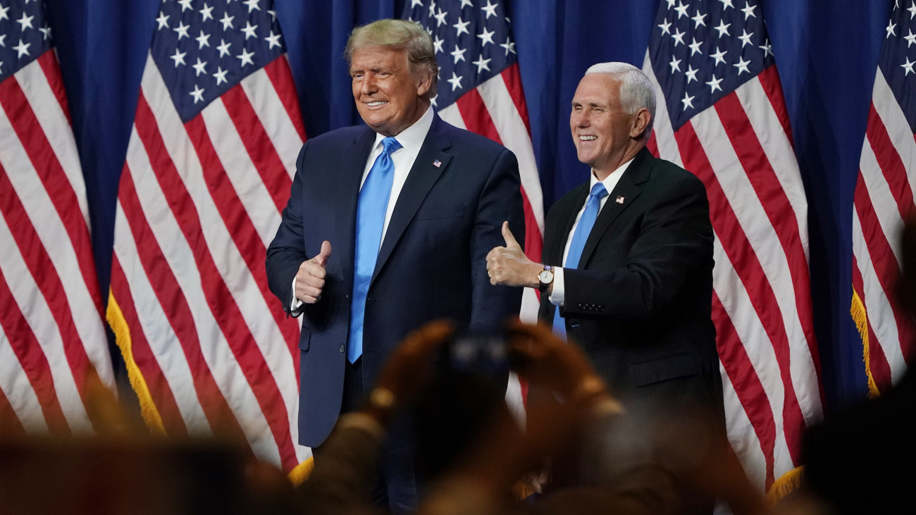 Donald Trump amerikai elnök (b) és Mike Pence alelnök az amerikai Republikánus Párt elnökjelölt-állító konvencióján az észak-karolinai Charlotte városában 2020. augusztus 24-én, a négynapos esemény kezdőnapján. A konvención a Republikánus Párt hivatalosan is Donald Trumpot jelölte az Egyesült Államok elnökének.