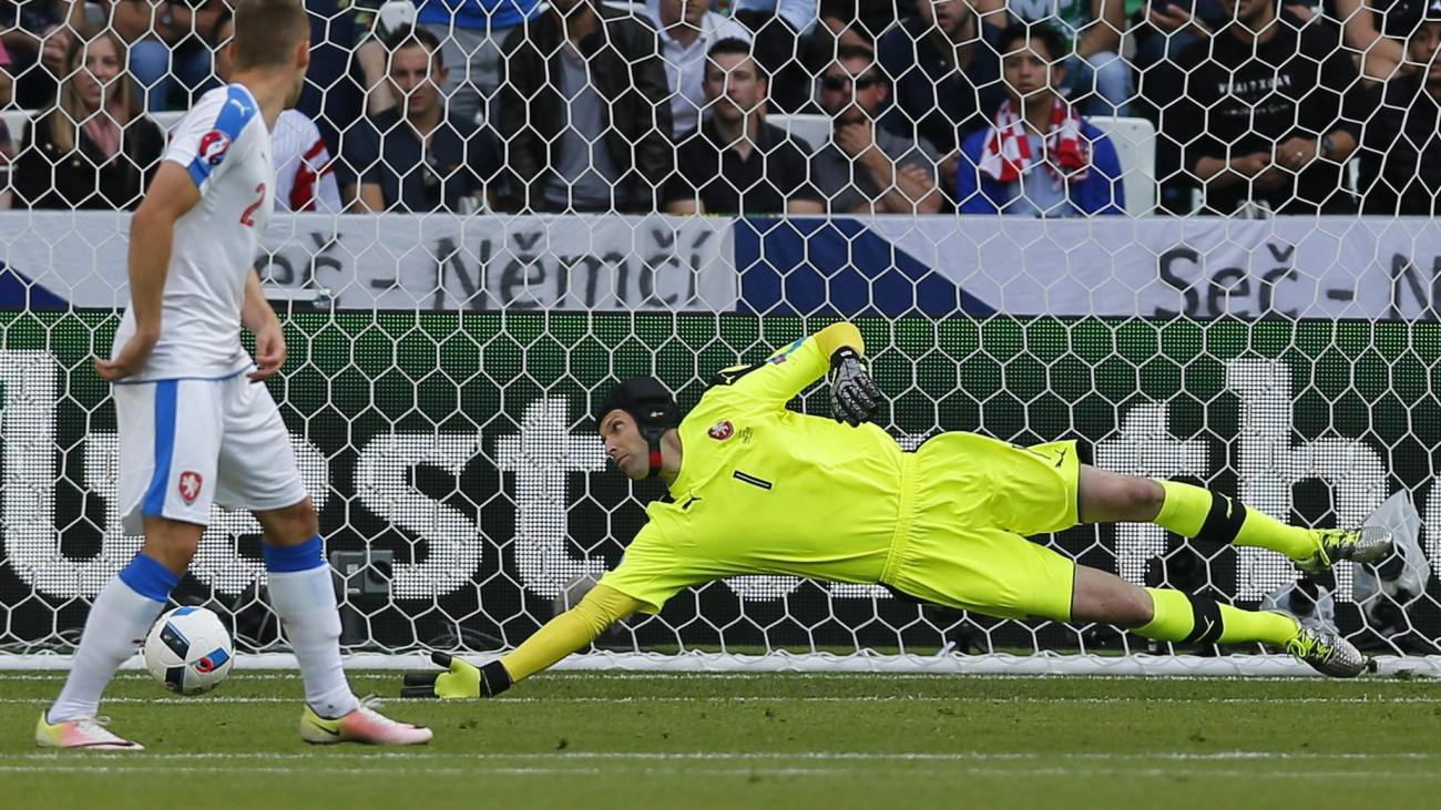 Saint-Étienne, 2016. június 17.Petr Cech cseh kapus vetődik egy labdáért a franciaországi labdarúgó Európa-bajnokság D csoportja második fordulójában játszott Csehország-Horvátország mérkőzésen a saint-étienne-i Geoffroy Guichard Stadionban 2016. június 17-én. (MTI/EPA/Robert Ghement)