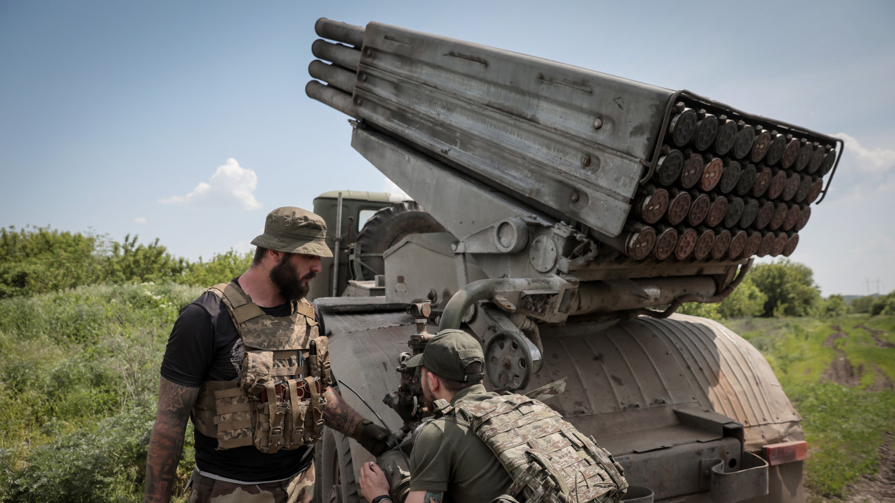 Ukrán katonák egy BM-21 Grad rakéta-sorozatvető mellett a kelet-ukrajnai Donyecki területen, a bahmuti fronton 2023. május 19-én.