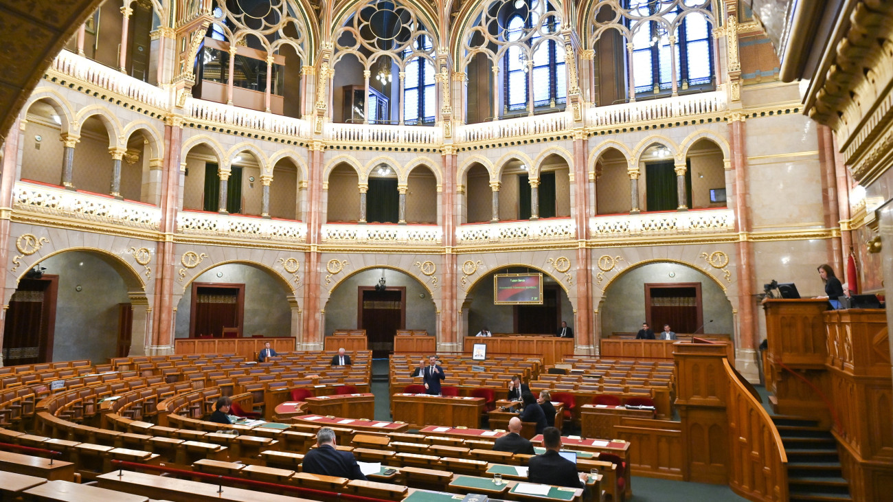 Tuzson Bence, a Miniszterelnöki Kabinetiroda kormányzati államtitkára (középen) felszólal a közműszolgáltatások egyszerűsítésével összefüggő egyes törvények módosításának vitájában az Országgyűlés plenáris ülésén 2023. május 4-én.