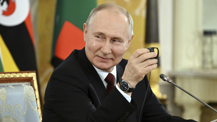 Vlagyimir Putyin: magabiztosan ellenállunk a nyugati provokációknak