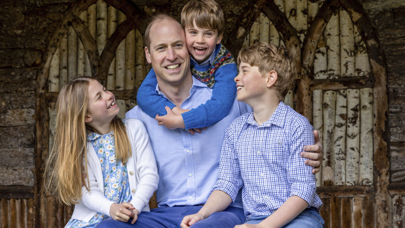 Vilmos walesi herceg, brit trónörökös a közelgő apák napja alkalmából fényképezkedik a gyermekeivel: György herceggel (j), Lajos herceggel (k) és Sarolta hercegnővel Londonban 2023. június 17-én. Az Egyesült Királyságban az apák napját június harmadik vasárnapján tartják, ami az idén június 18-ra esik.