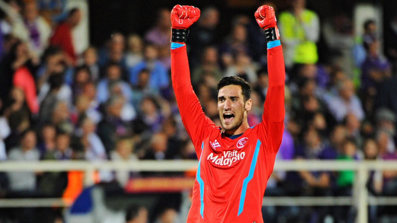 Firenze, 2015. május 14.Sergio Rico, a spanyol Sevilla kapusa az olasz Fiorentina ellen a labdarúgó Európa Liga elődöntőjében játszott visszavágó mérkőzésen a firenzei Artemio Franchi Stadionban 2015. május 14-én. (MTI/EPA/Maurizio deglInnocenti)