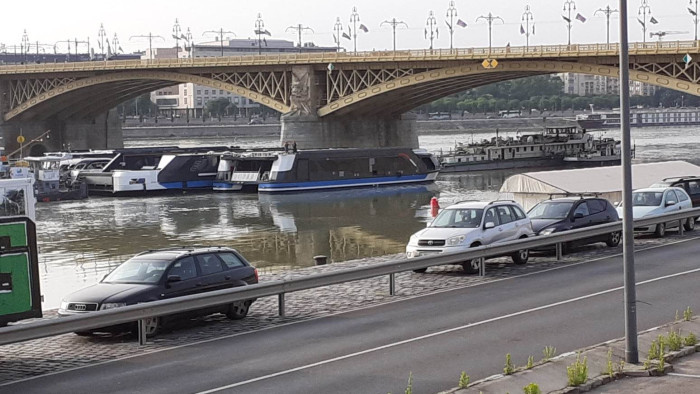 Korán reggel úsztak el a Bahart-hajók Budapestnél - exkluzív felvételek