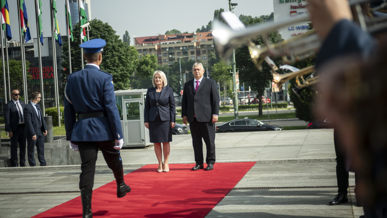A Miniszterelnöki Sajtóiroda által közreadott képen Borjana Kristo bosznia-hercegovinai miniszterelnök katonai tiszteletadással fogadja Orbán Viktor kormányfőt Szarajevóban 2023. június 22-én.
