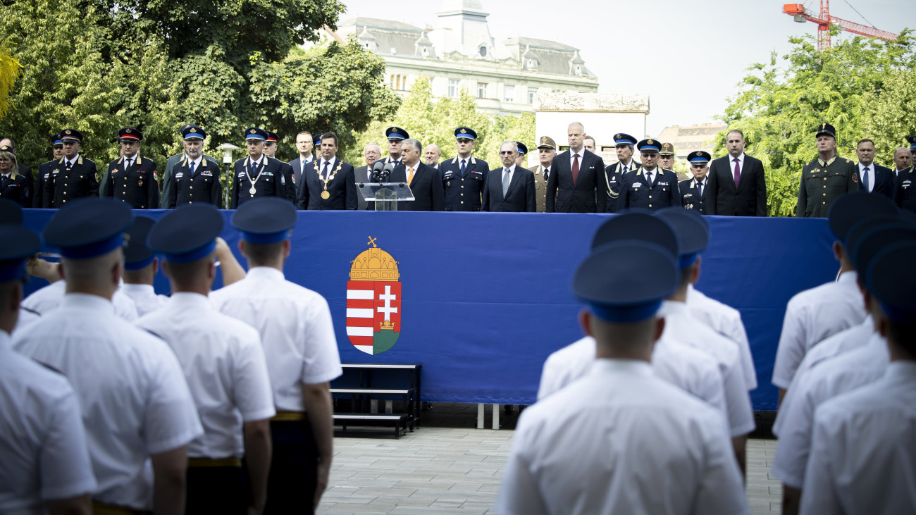 A Miniszterelnöki Sajtóiroda által közreadott képen Orbán Viktor miniszterelnök (k) a Nemzeti Közszolgálati Egyetem Rendészettudományi Kara és Katasztrófavédelmi Intézete tisztavatási ünnepségén az egyetem főépülete előtti Ludovika téren 2023. július 1-jén. A kormányfő mellett jobbra Pintér Sándor belügyminiszter és Szalay-Bobrovniczky Kristóf honvédelmi miniszter, balra Balogh János országos rendőrfőkapitány (b4) Deli Gergely, a Nemzeti Közszolgálati Egyetem rektora (b6).