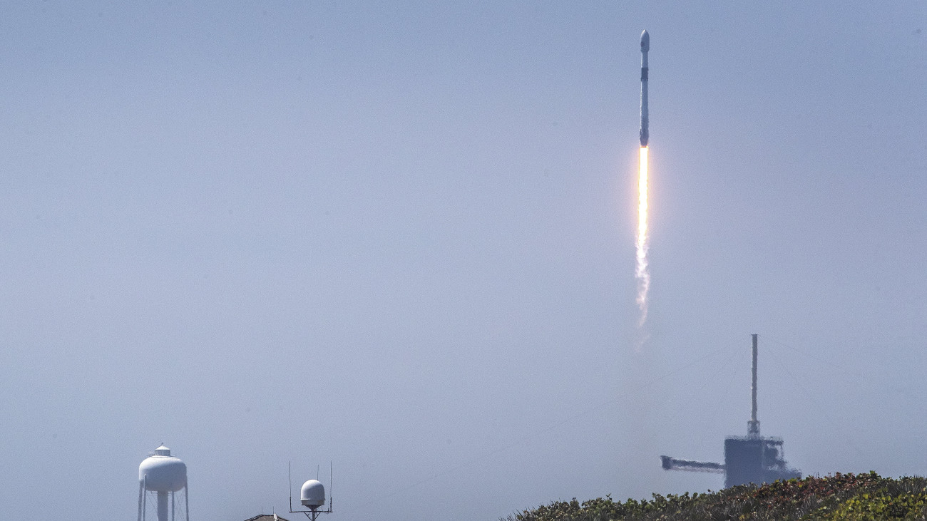 Felbocsátják az Európai Űrügynökség, az ESA Euclid nevű űrtávcsövét a SpaceX amerikai űrkutatási magánvállalat Falcon 9 hordozórakétájával a floridai Cape Canaveral Kennedy Űrközpontjából 2023. július 1-jén. Az Euclid-küldetés célja a sötét anyag és a sötét energia természetének megértése, amihez az űrteleszkóp az égbolt egyharmadáról készít majd kiváló minőségű térképet a galaxisok térbeli eloszlásáról. A hordozórakéta a Nap-Föld rendszer L2 Lagrange-pontján állítja keringési pályára a teleszkópot.
