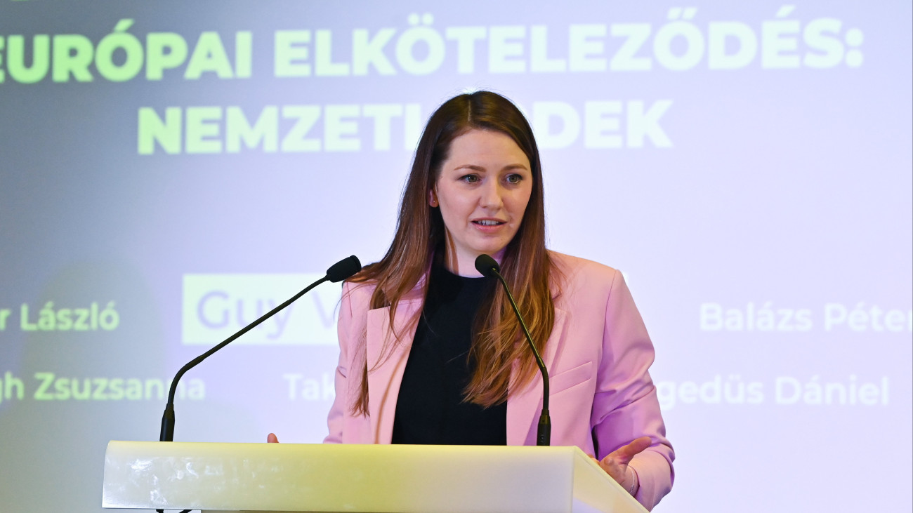 Donáth Anna, a Momentum európai parlamenti (EP-) képviselője beszél a Holnap Magyarországa Egyesület, a Momentum és a Renew Europe EP-frakció által szervezett konferencián Budapesten  2023. május 19-én.