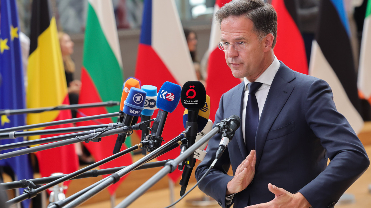 Mark Rutte holland miniszterelnök a sajtó képviselőinek nyilatkozik az Európai Unió tagországai állam- és kormányfőinek kétnapos tanácskozása előtt Brüsszelben 2023. június 29-én.