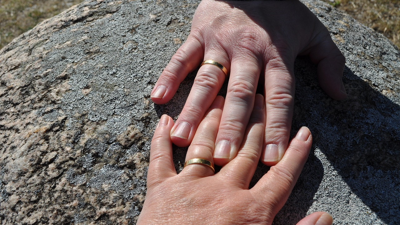 házasság gyűrű kezek ujjak