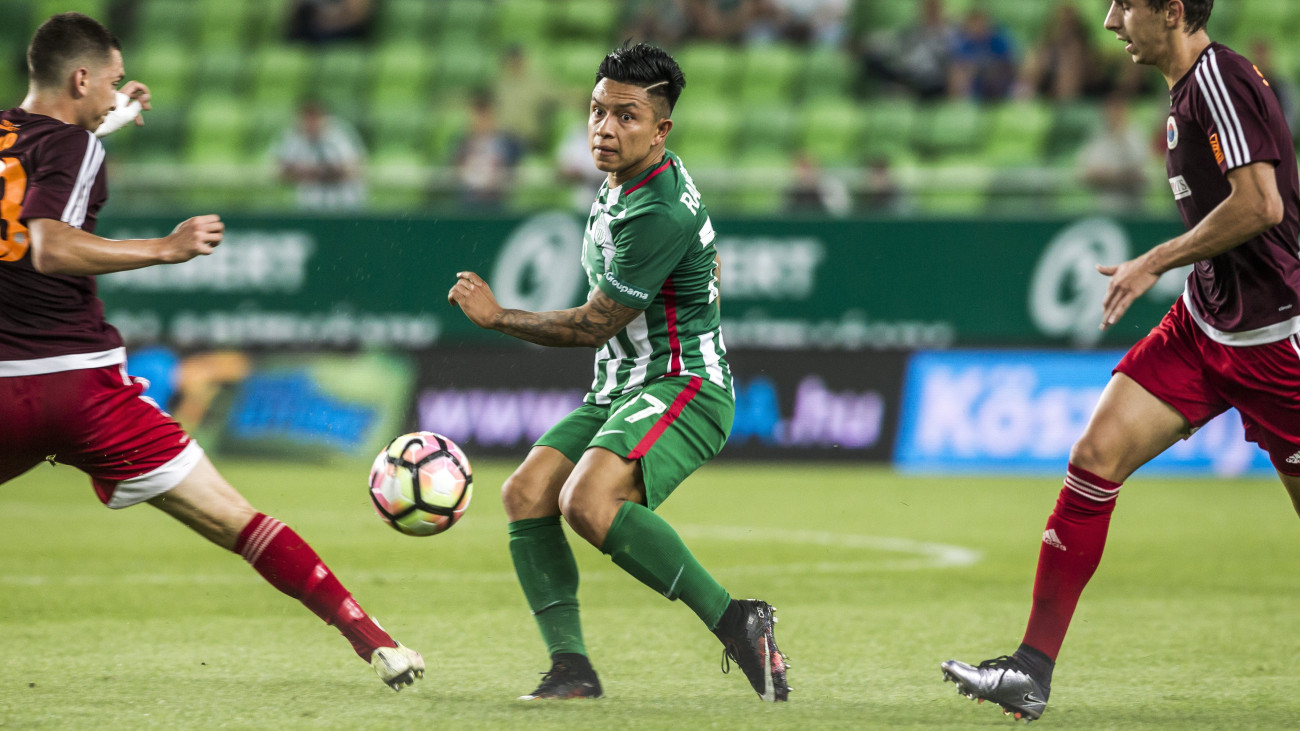 A ferencvárosi Cristian Ramírez (k), valamint Vaskó Tamás (b) és Szivacski Donát, a Vasas játékosai a labdarúgó OTP Bank Liga 5. fordulójában játszott Ferencváros - Vasas mérkőzésen a Groupama Arénában 2016. augusztus 13-án. A Vasas 2-1-re győzött.