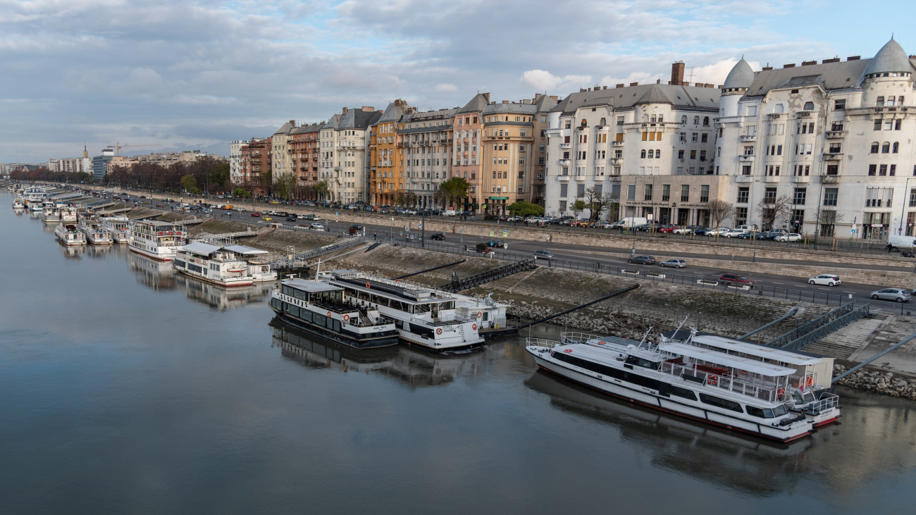 Kikötött turistahajók a pesti Carl Lutz rakparton. Háttérben Újlipótváros Duna-parti lakóházai. MTVA/Bizományosi: Juhász Gábor  *************************** Kedves Felhasználó!