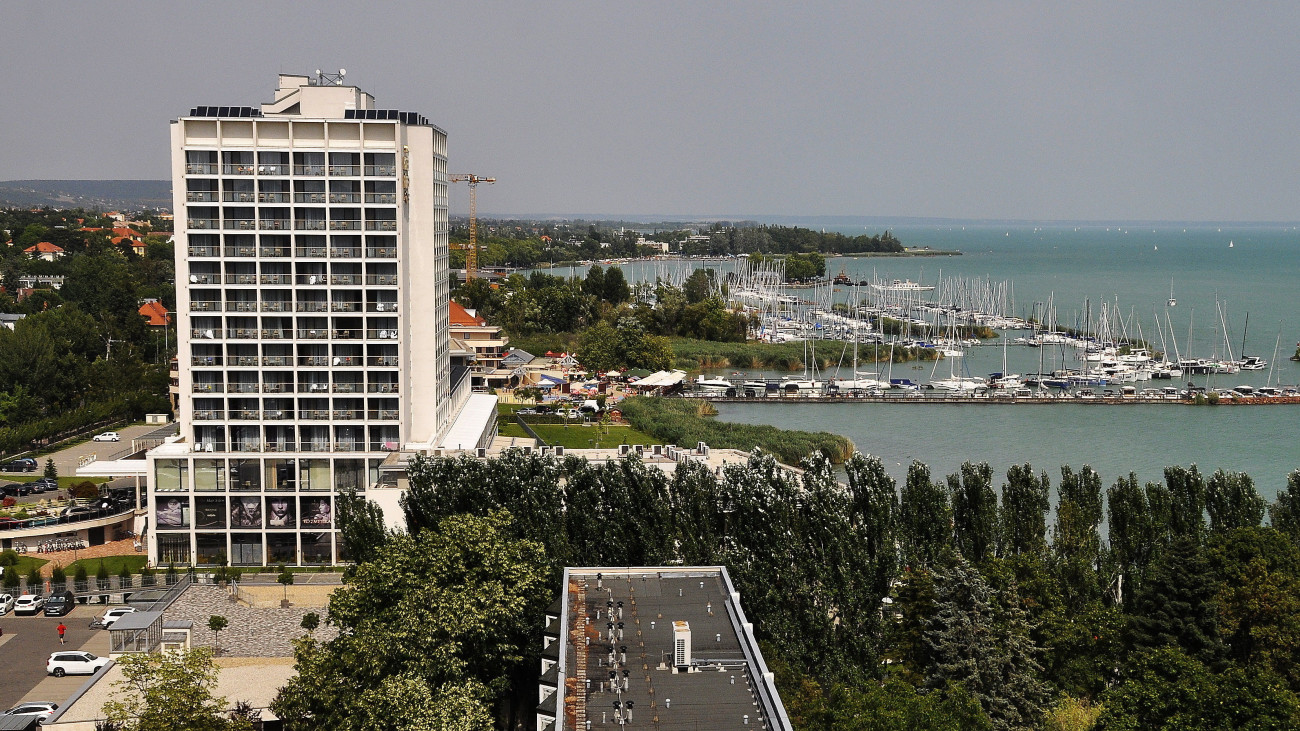 A Hotel Füred Spa & Conference épülete a Balaton partján. Az egykor 1970-es évek közepe táján épült SZOT Balatonfüred eredetileg a SZOT (Szakszervezetek Országos Tanácsa) oktatási központjaként funkcionált, majd a 2016-os felújítását követően egy 450 fő befogadására alkalmas luxusszálloda lett. MTVA/Bizományosi: Balaton József  *************************** Kedves Felhasználó!