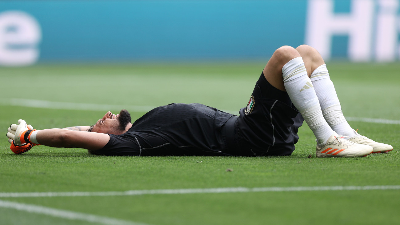 ENSCHEDE, NETHERLANDS - JUNE 18: Gianluigi Donnarumma of Italy lies on the ground during the UEFA Nations League 2022/23 third-place match between Netherlands and Italy at FC Twente Stadium on June 18, 2023 in Enschede, Netherlands. (Photo by Matteo Ciambelli/DeFodi Images via Getty Images)