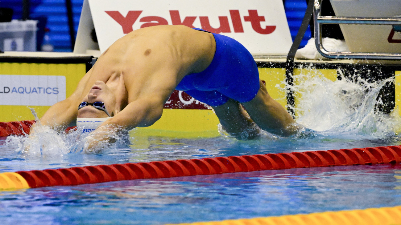 Kós Hubert a férfi 200 méteres hátúszás előfutamában a fukuokai vizes világbajnokságon 2023. július 27-én.