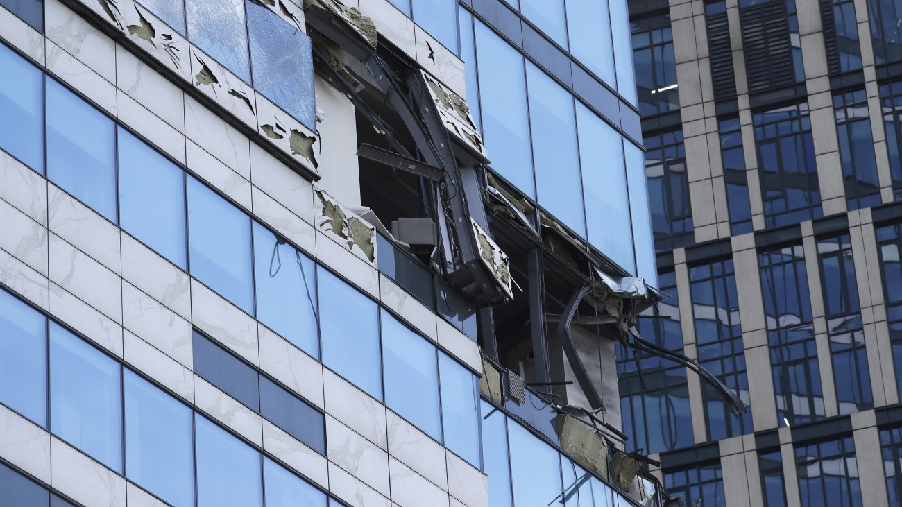 Egy ukrán dróntámadásban megrongálódott épület Moszkvában 2023. július 30-án. A támadás során egy ember megsebesült, két épületben keletkezett kár.