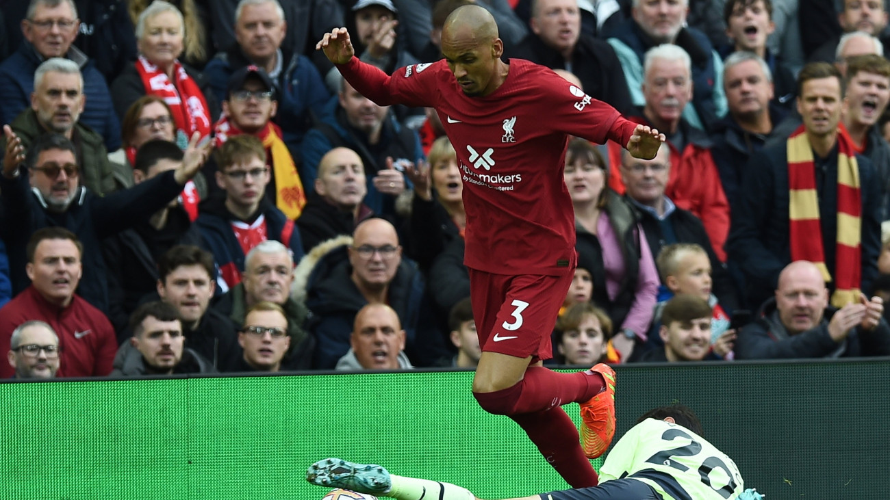 Fabinho, a Liverpool (b) és Bernardo Silva, a Manchester City játékosa az angol labdarúgó-bajnokságban játszott Liverpool-Manchester City  mérkőzésen Liverpoolban 2022. október 16-án.